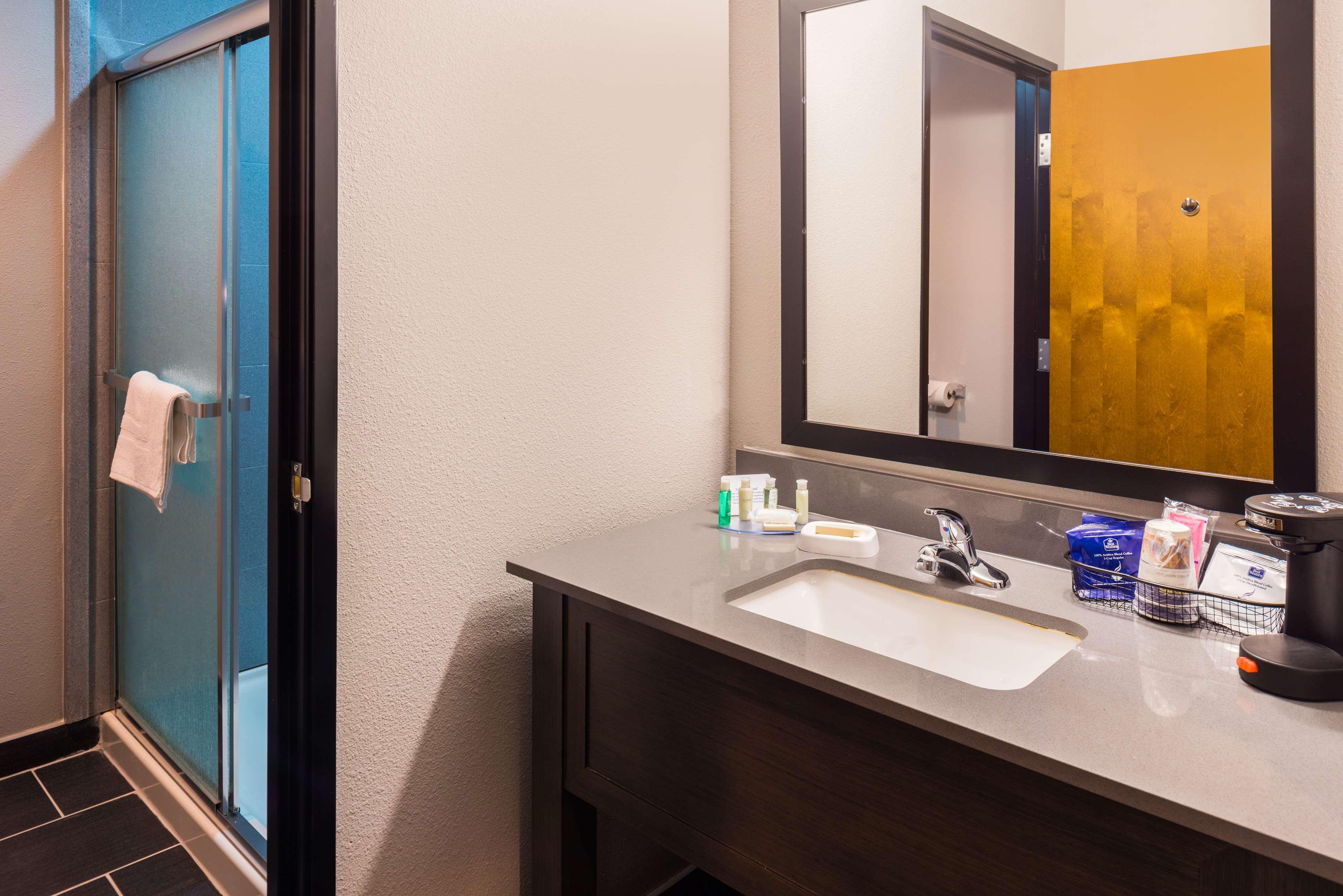 Best Western Plus Regency Park Walker Exteriör bild